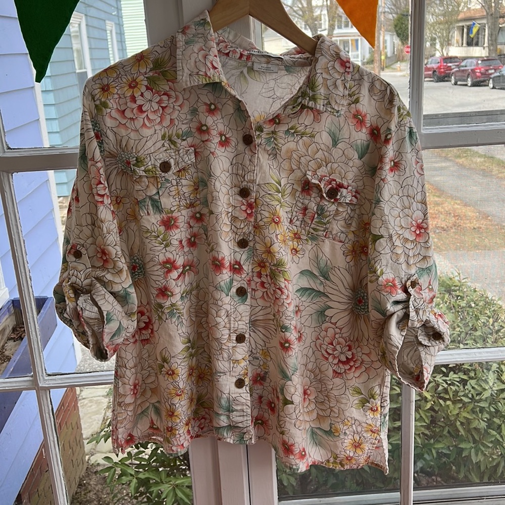 Van Heusen studio 3/4 length sleeve top. 55% linen 45% rayon.